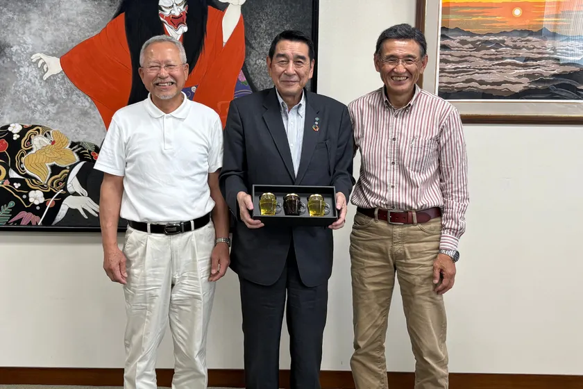 左から平井、町長、高木