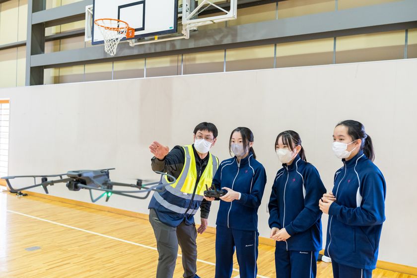 松本のドローン企業ASOLAB.が松本県ケ丘高校で防災講座を開催
操縦体験と人命捜索・物資輸送のデモで災害時の活用を学ぶ