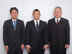 右からWinning Entertainment Group株式会社 代表取締役社長　小出 光宏、SMRI株式会社 代表取締役社長　廣木 啓、Winning Entertainment Group株式会社 専務取締役　横畠 雅之