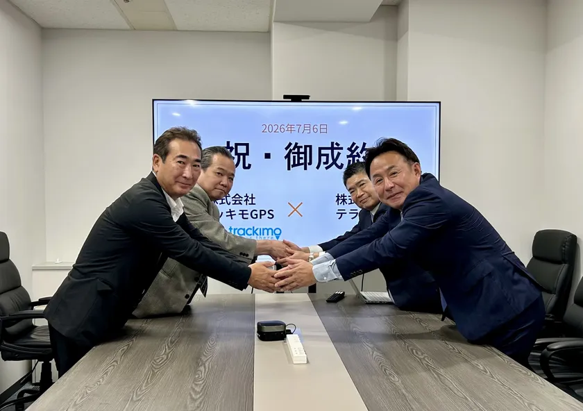 固い握手を交わす両社代表