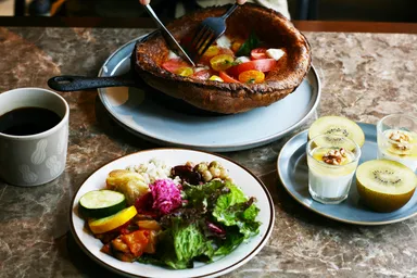 見た目にも鮮やかな料理が並ぶ特別なモーニング