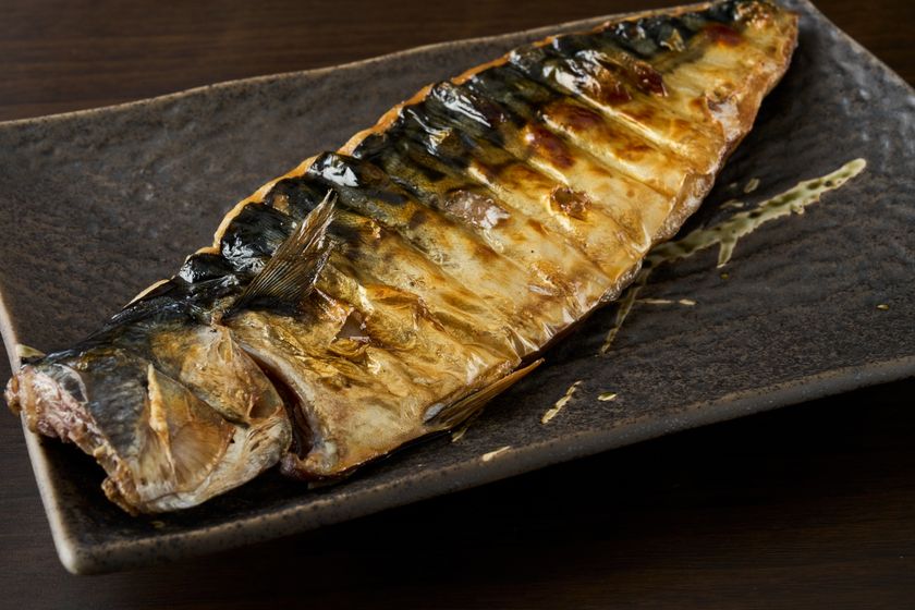 魚離れの逆風でも、
干物専門居酒屋が2年連続で売上10%超の増加
“匂いがつきにくい”紀州備長炭干しで女性客比率40%に
