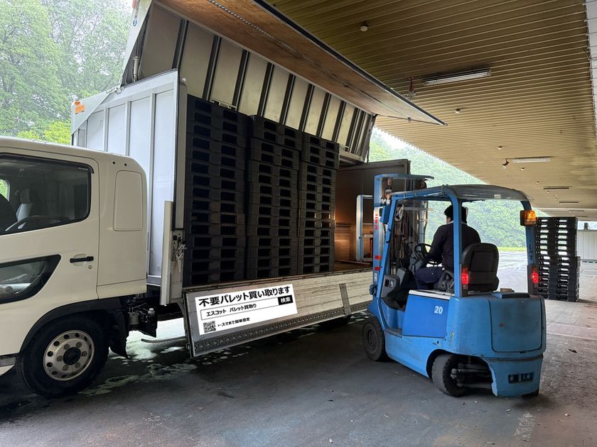 トラック荷台「アオリ内側」を広告に　
運送会社の遊休スペースを収益化する新媒体を事業化