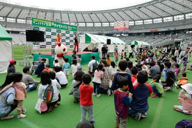 うたのおねえさん、うたのおにいさんのステージに夢中の子どもたち