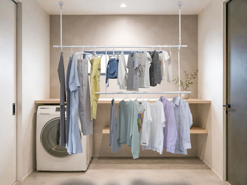 “干す場所が足りない”を解決、掛けるだけで容量2倍の
「室内屋外兼用伸縮式2段ものほし LJ6494」を7/22発売