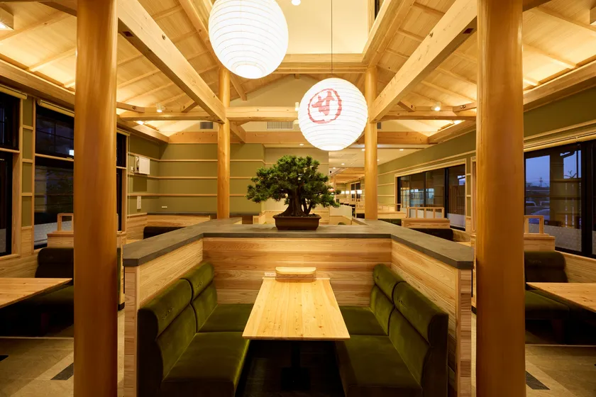 お抹茶色のソファ、木を多用した店内(内観イメージ/本店)