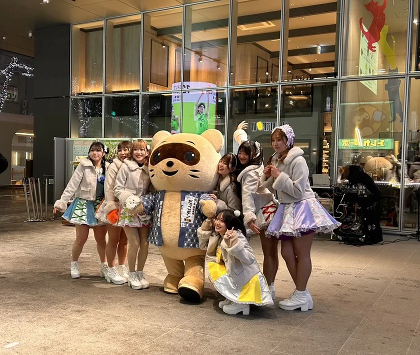 狸小路の人気キャラ「だっこポン」とご当地アイドル