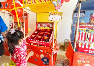 屋内で玉入れあそび