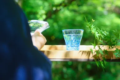 テラスでは森に囲まれた憩いのひととき
