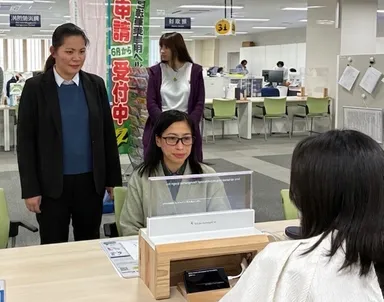 翻訳機でコミュニケーションを取る様子