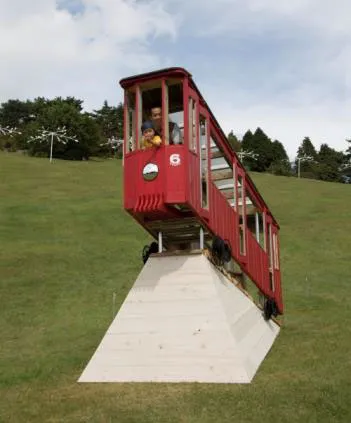 【展示作品イメージ】中出武彦《六甲の赤いケーブルカー》（2014年の展示作品）