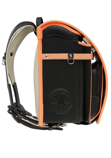 一味違った「オールスター」の型押しロゴ