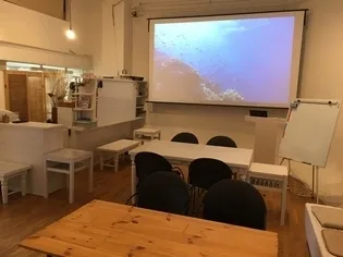 150インチのスクリーンと4,000ルーメンのプロジェクター