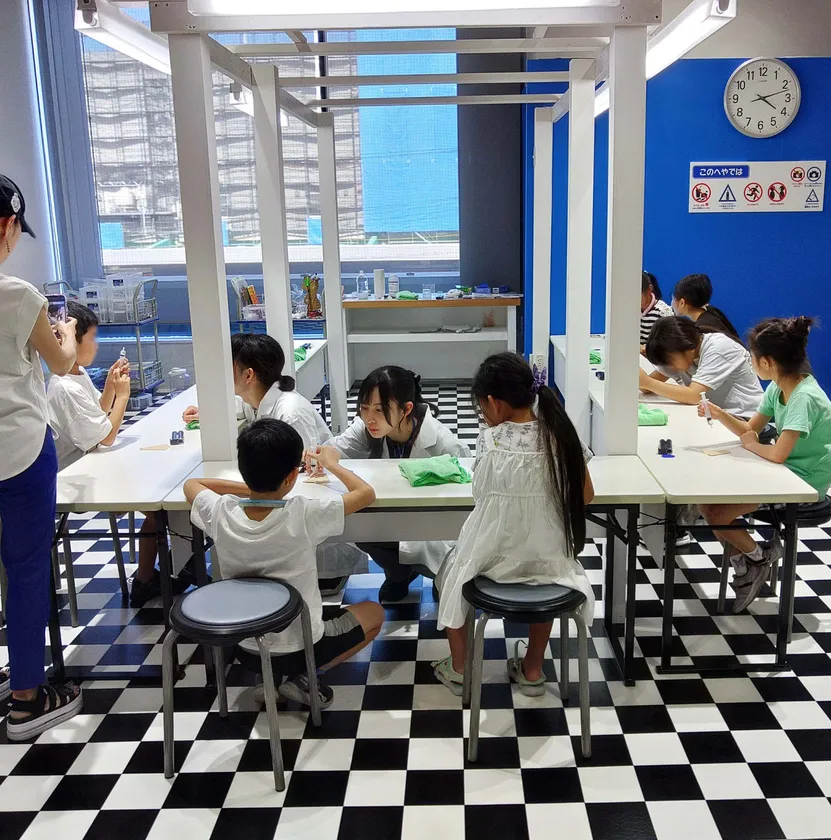 Photo.12 昨年開催した「体験コーナー(塩の結晶づくり)」のようす