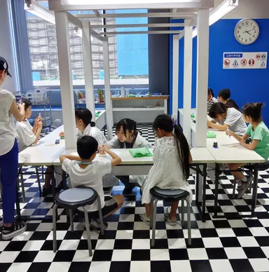 Photo.12 昨年開催した「体験コーナー(塩の結晶づくり)」のようす