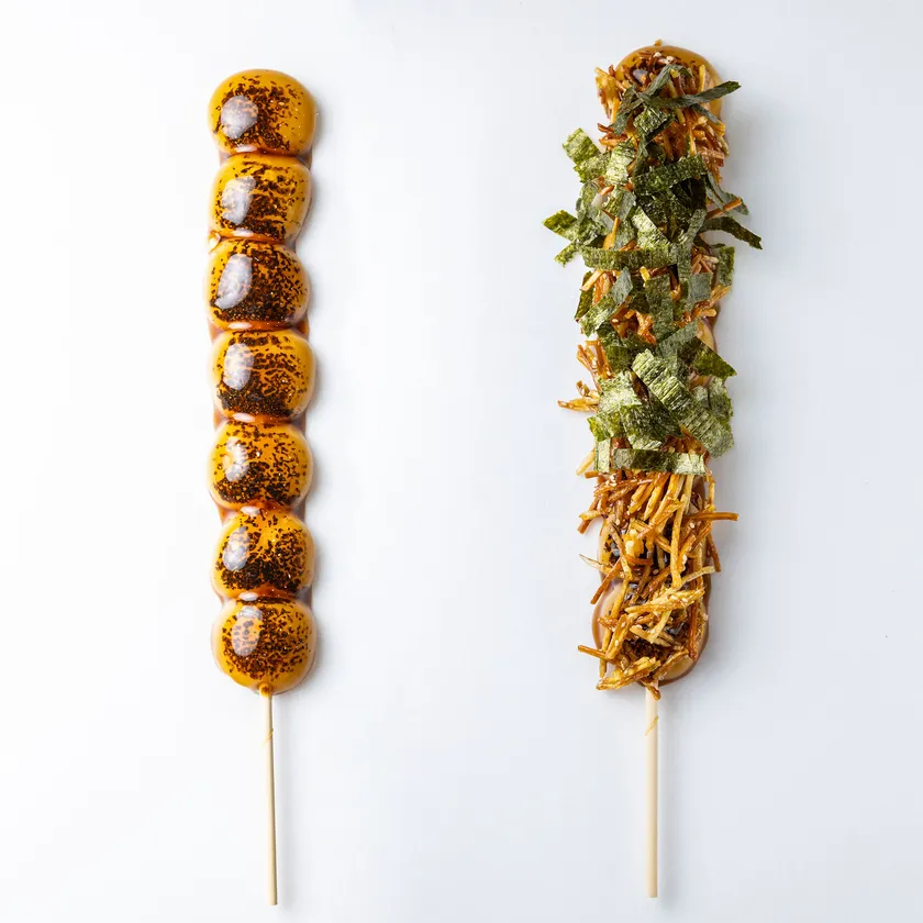 左:大玉みたらしだんご 1,300円 右:大玉けんぴみたらしだんご 1,600円