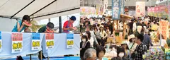 イベントの様子(スイカ早食い大会、土産もの売り場)