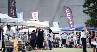 明石海峡大橋の下で開催されるドッグマルシェ