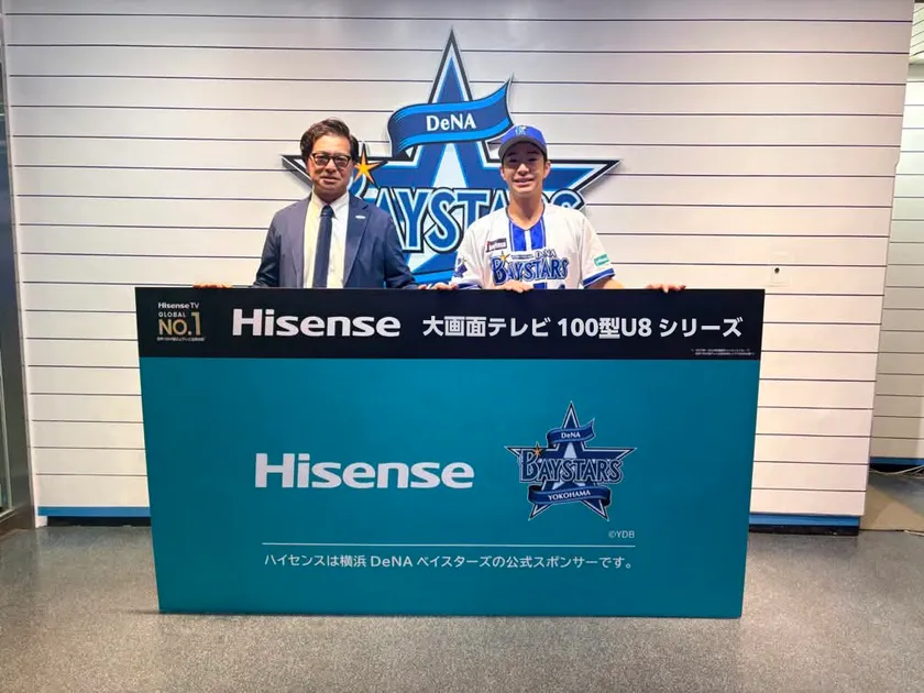左:ハイセンスジャパン株式会社 マーケティング部長 家倉宏太郎 右:横浜DeNAベイスターズ 度会隆輝選手