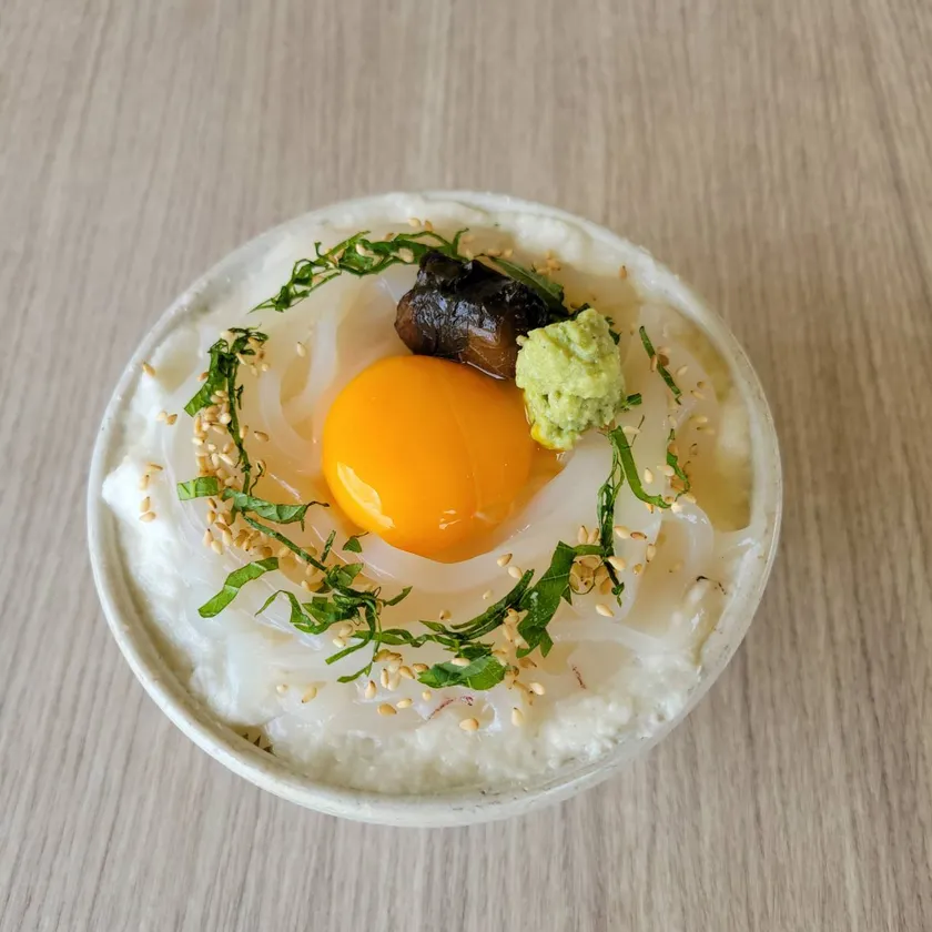 白イカねばりっこ黄身丼~しそ巻きらっきょう付き~