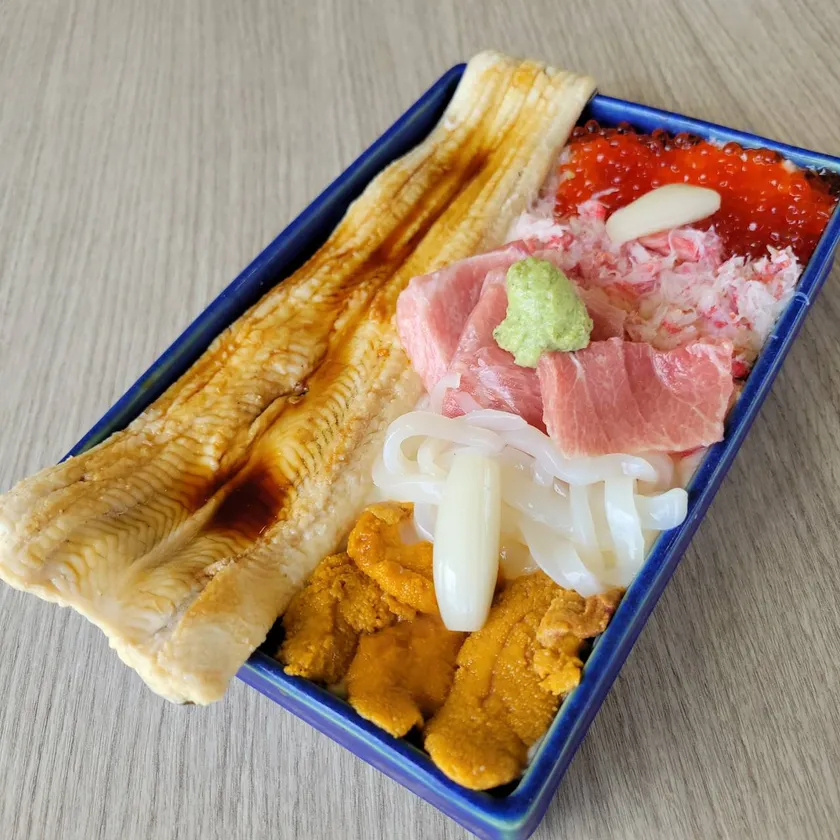 7種丼~白イカ・かに・バイ貝・地魚・アナゴ・一夜干し・マグロ・いくら~