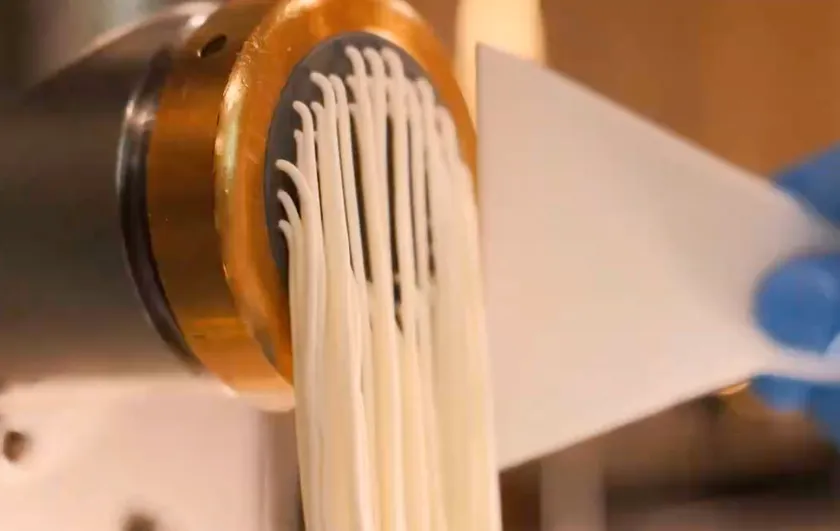 小麦の配合、練り、熟成の全てを計算し尽くした「自家製麺」を使用。