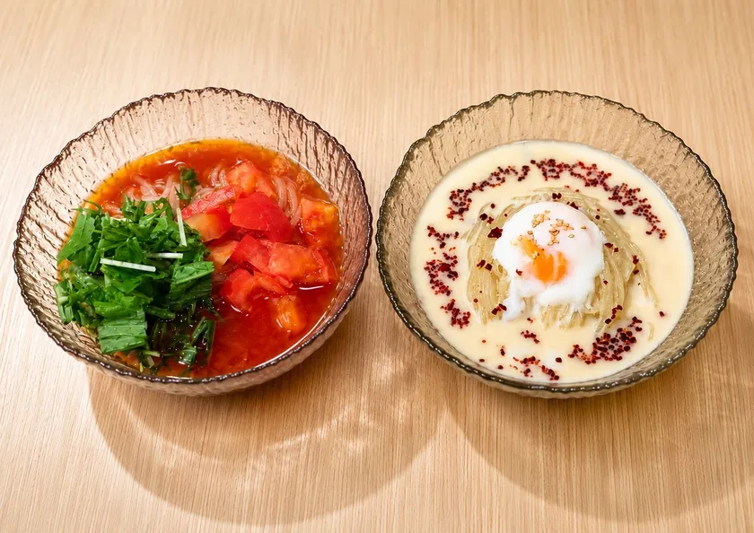 「トマト冷麺」と「カルボ冷麺」の紅白冷麺セット。