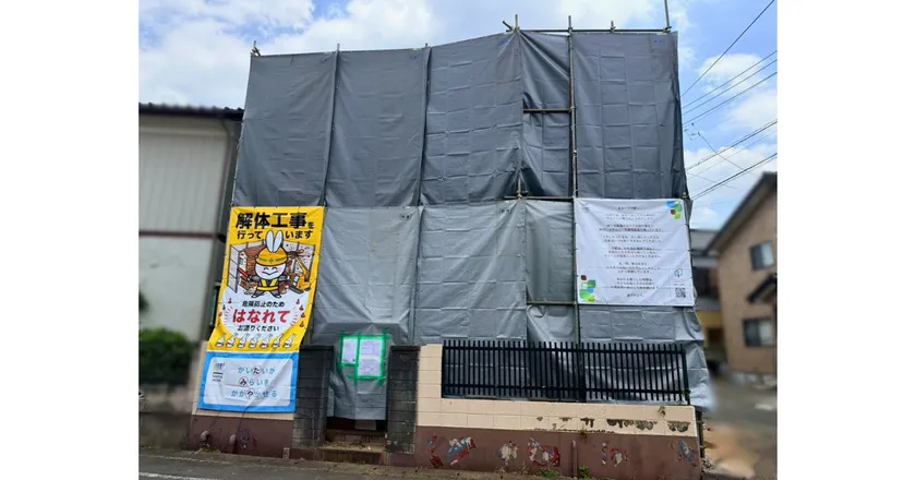 工事現場の防護幕に掲出された「家への手紙」