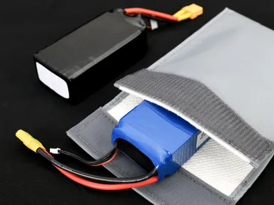 ドローン用の大型バッテリーも収納可能