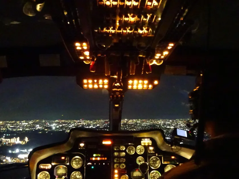 コックピット越しに見える夜景はヘリならではの空間