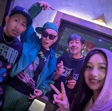 左からRYO、HIRO、ふみと鈴木、mana