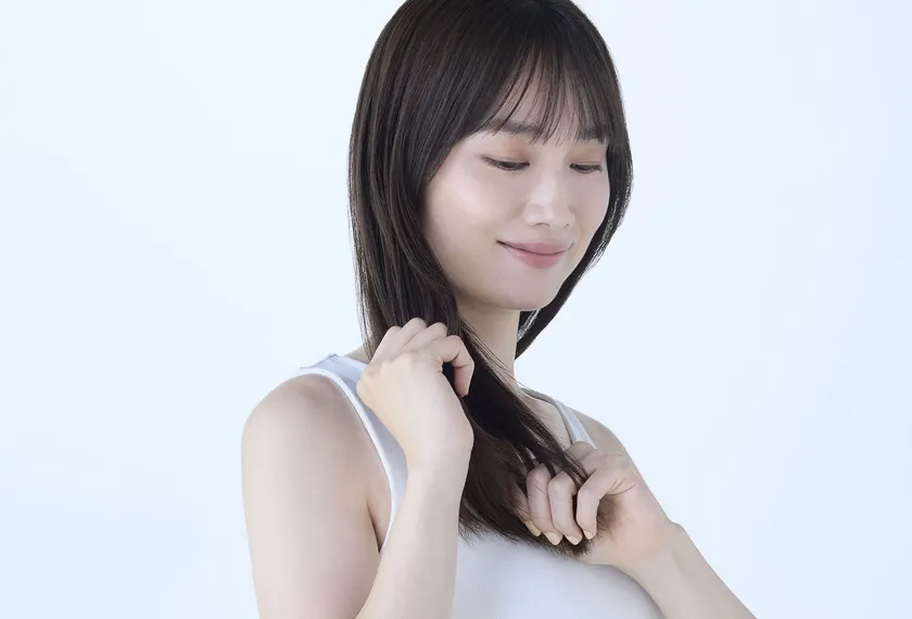 【2】乾いた髪、または洗髪後のタオルドライした半乾きの髪にオイルを中間から毛先にかけて馴染ませます。