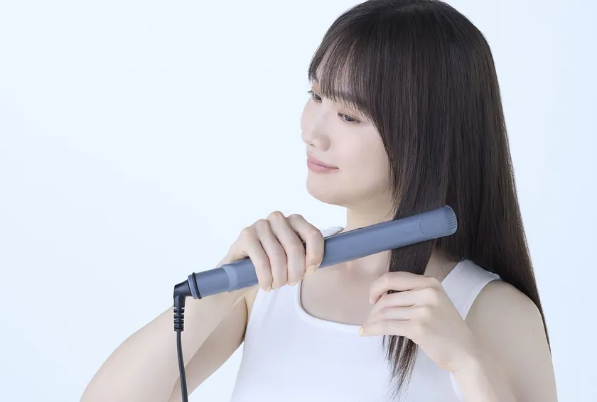 【3】お好みでスタイリングの仕上げに、ヘアアイロンを使って整えます。