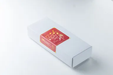 3個箱には切手風のラベル