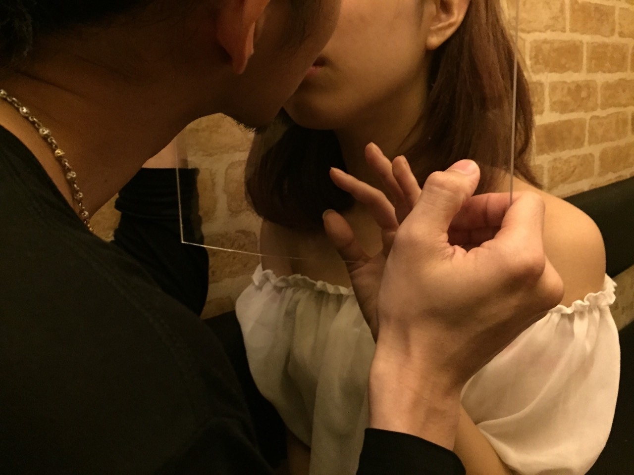 5月23日は キスの日 青山にて刺激的な街コン開催 アクリル板越しのキスで始まる恋がある 女子の半数が 1回目のデートでしてほしい 街コン イベント企画 運営のスリーピースのプレスリリース