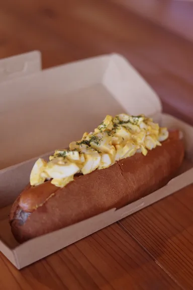 ホットドッグとたまごを一度に楽しめる、スタッフイチオシメニュー。