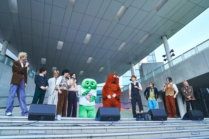 SUPER★DRAGON×ガチャピンムック　ステージの様子