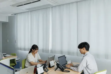 オフィスの壁は断熱性が低いのでおすすめ。暗くならない