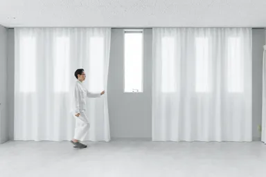 ロールスクリーンなどの小窓にも天井から本商品を取り付けると効果が高い