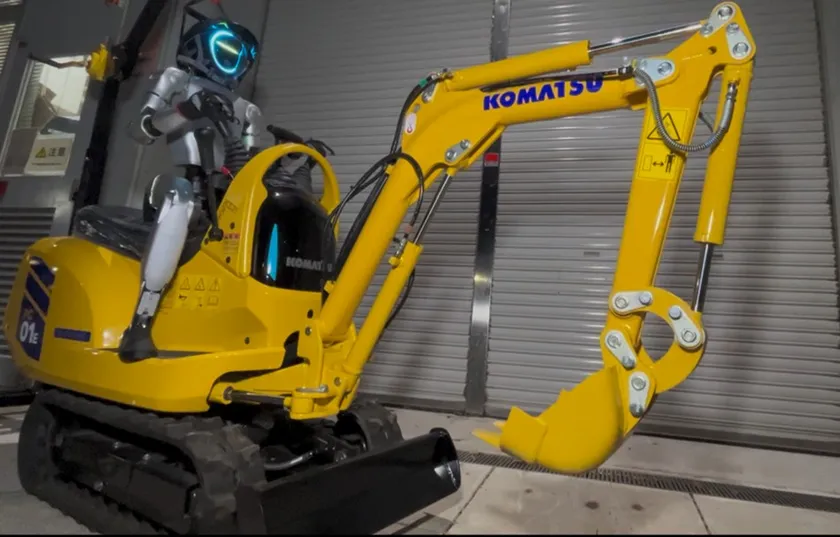 写真2：ヒューマノイドロボットによる小型ショベルの遠隔操作(神戸高専)