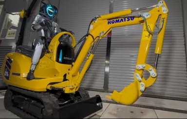 写真2：ヒューマノイドロボットによる小型ショベルの遠隔操作(神戸高専)