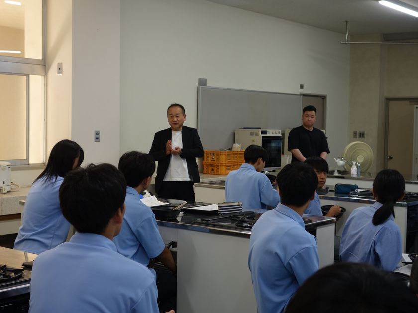高校生の約7割が「働くこと」に不安を感じる時代に
地元企業の社長が中高生へ“働く楽しさ”を直接伝える授業
~倉敷名物「ぶっかけうどん」の盛り付け体験も実施~