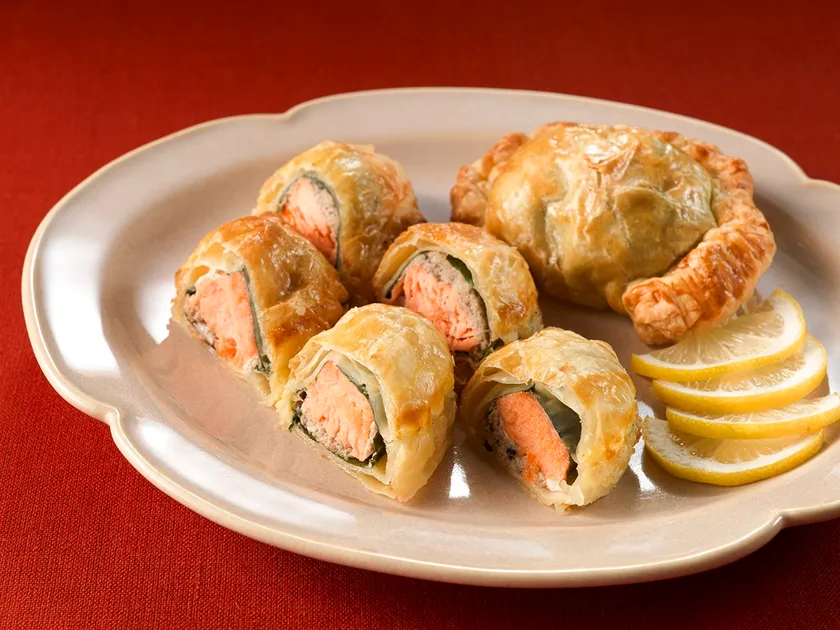 サーモンと茸のパイ包み焼き 白ワインソース添え