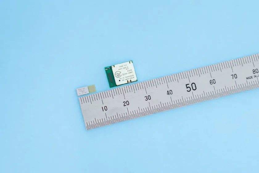 「ES4L15MA1」(左)と「EC4L15MA1」(右)　サンプル外観