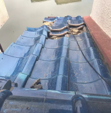 台風による瓦屋根の被害写真