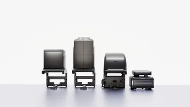RoboPath社の多機能サービスロボット「RP-X100」(写真右)と関連ユニット