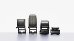 RoboPath社の多機能サービスロボット「RP-X100」(写真右)と関連ユニット