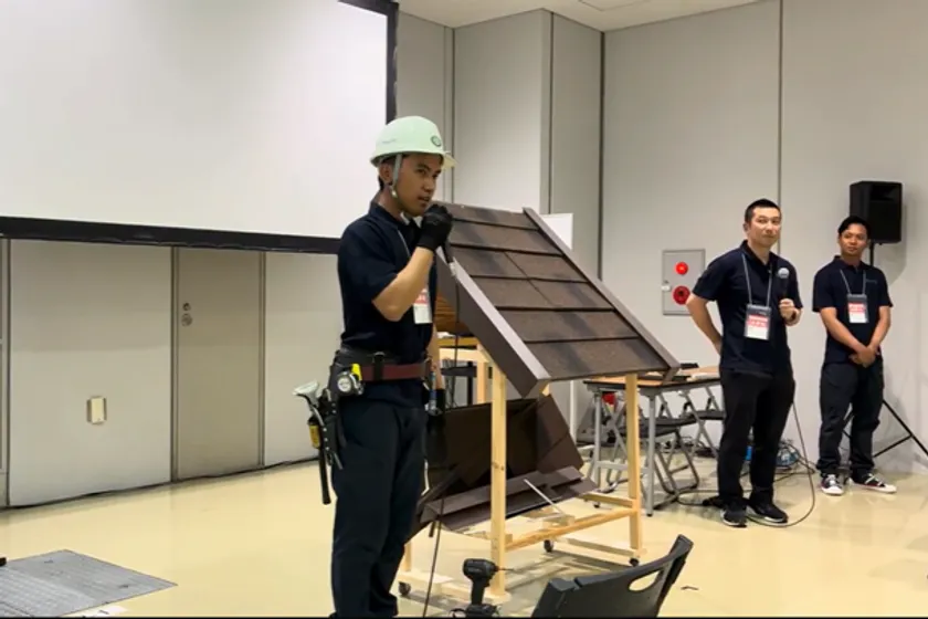 【画像(2)】屋根工事の施工デモンストレーションを行うアジ技能実習生