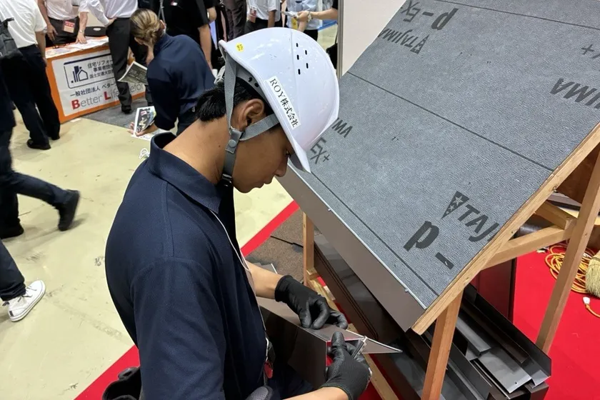 【画像(6)】屋根の板金作業を実演するダルト技能実習生