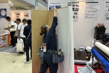 【画像(4)】クロス施工を実演するメイ技能実習生